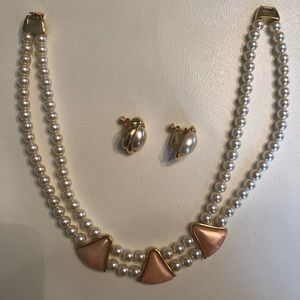 Beautiful Vintage pearl choker and pearl clip on earrings